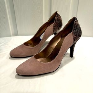 NWB Moda Lexi Suede Taupe Heel